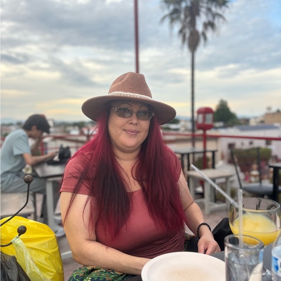 LIVE NOW! Like this listing to be notified when I go LIVE!!! - Picture 5 of 6